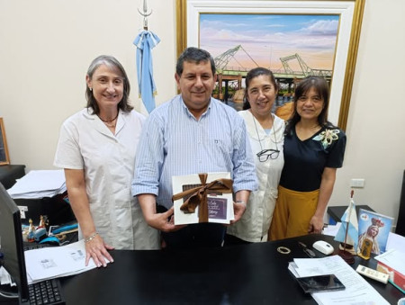 El intendente municipal, recibió un obsequio de parte de la Escuela N.º 75 en agradecimiento por el apoyo brindado